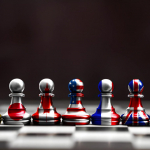 Il cortocircuito della politica internazionale: tra derive grottesche americane e calcoli elettorali italiani